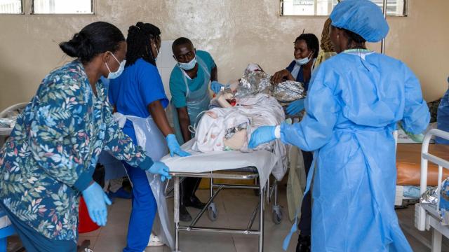 Trabajadores de la salud atienden a un paciente recién ingresado con una presunta herida de bala en el hospital CBCA Ndosho tras la intensificación de los combates entre los rebeldes del M23 y las Fuerzas Armadas de la República Democrática del Congo.