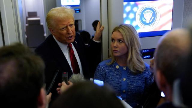 El presidente de Estados Unidos, Donald Trump, habla con periodistas con la secretaria de prensa de la Casa Blanca, Karoline Leavitt, a bordo del Air Force One.