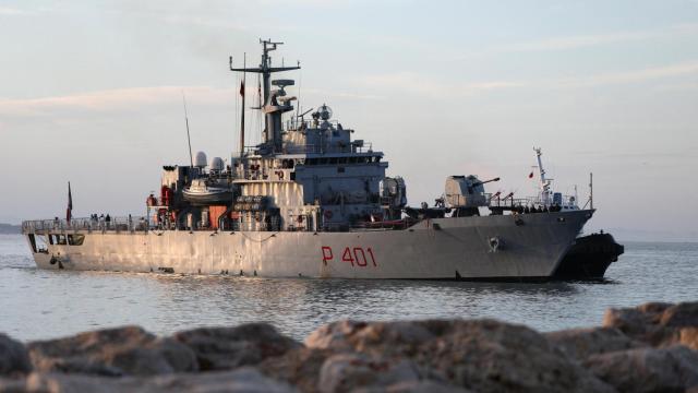 El barco italiano Cassiopea a su llegada a las costas de Shëngjin, en Albania.