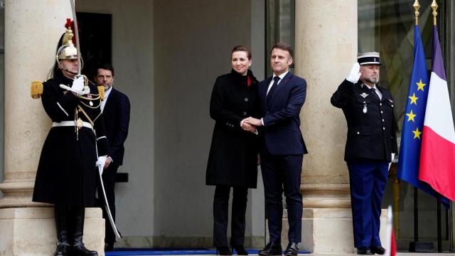 Emmanuel Macron da la bienvenida a Mette Frederiksen antes de una reunión en el Palacio del Elíseo.