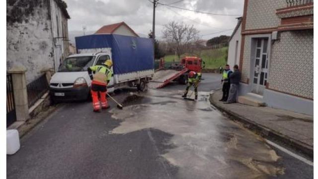 Accidente entre un camión y un coche en una curva peligrosa en Rianxo (A Coruña)