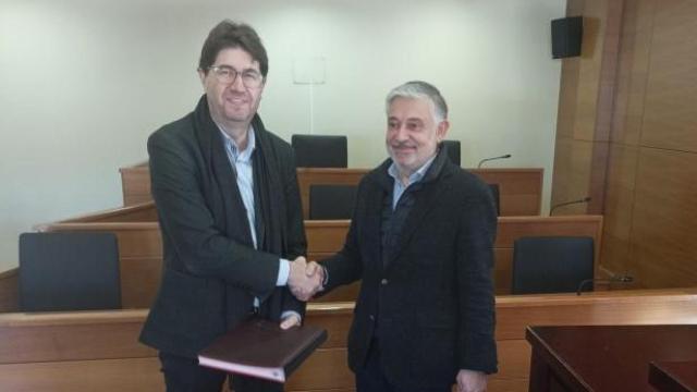 Carlos Calvelo y Francisco Ucha tras la firma del convenio.