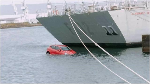 Imagen del coche que cayó al agua