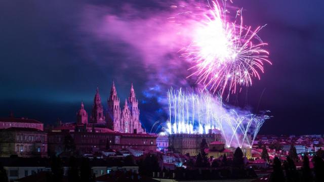 Fuegos artificiales junto a la Catedral de Santiago de Compostela