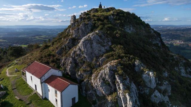 Vista aéreas de la Capilla de San Sebastián del Pico Sacro en Boqueixón, Santiago de Compostela