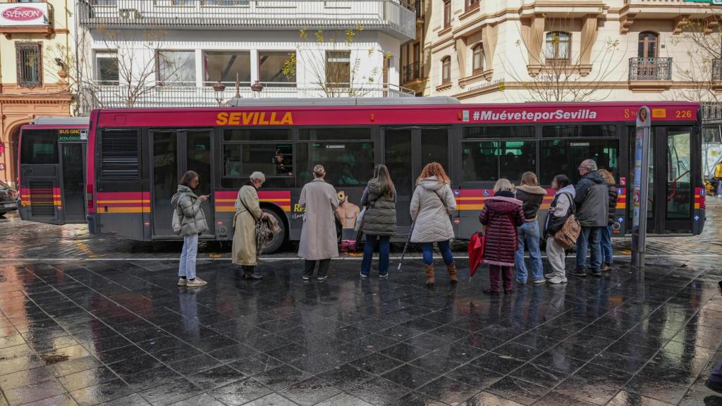 Un autobús de Tussam, en la parada de la Plaza de la Campana.