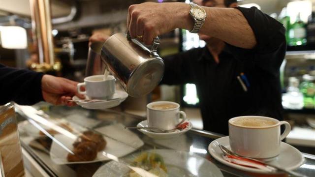 camarero-en-un-bar