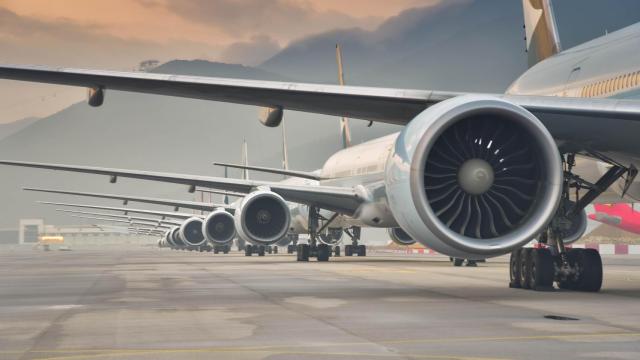 Fotografía de aviones en tierra en un aeropuerto.