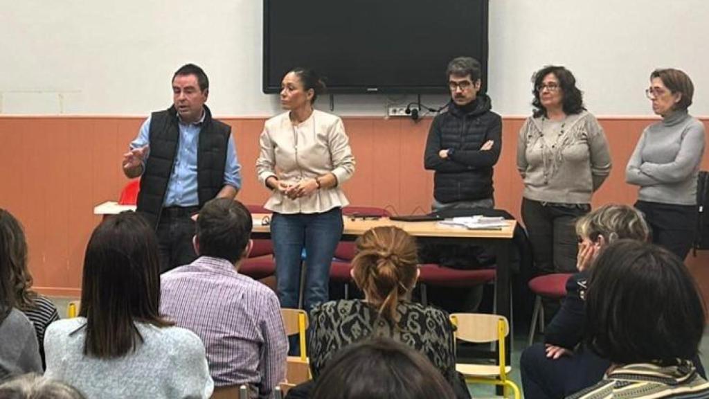 Reunión de Gutiérrez y Navas con la comunidad educativa de Olías del Rey.