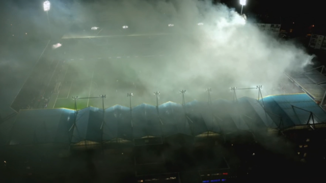 El humo en el estadio donde se juega el Brest - Madrid.