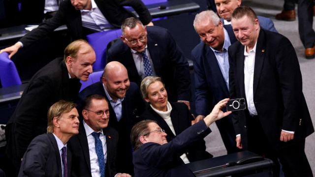 Alice Weidel y otros diputados del partido Alternativa para Alemania celebran con un selfi el resultado de la votación.