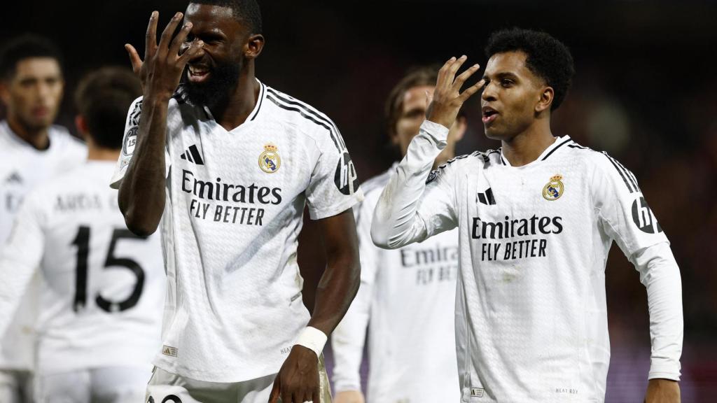 Rüdiger y Rodrygo celebran el gol del brasileño.