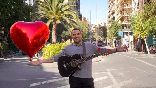 Marvin Labara, en la Rambla de Alicante.