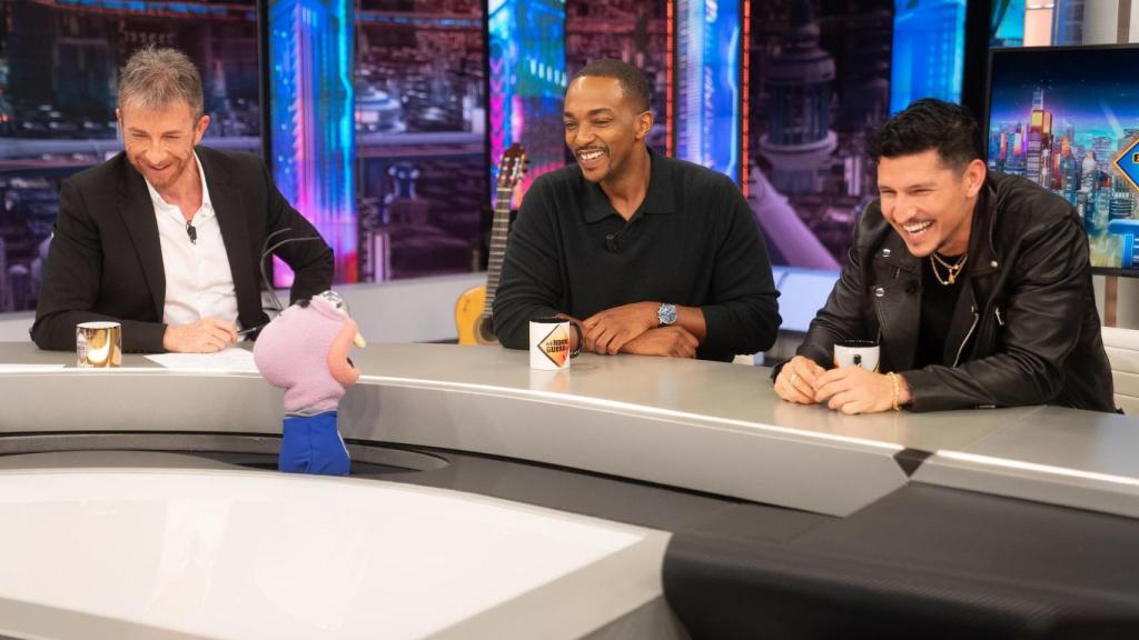 Pablo Motos recibió a los actores Anthony Mackie y Danny Ramírez este martes en 'El Hormiguero'.