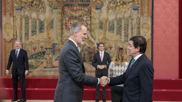 El presidente de la Junta de Castilla y León, Alfonso Fernández Mañueco, junto al Rey Felipe VI