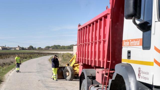 Unos trabajadores en unas obras de una carretera provincial