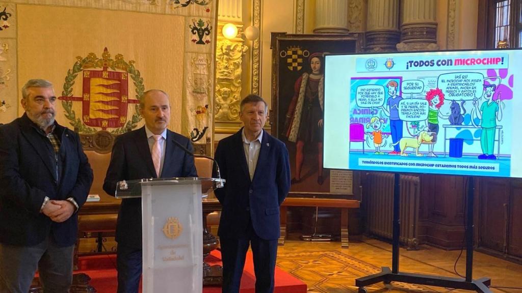 El concejal de Salud Pública y Seguridad Ciudadana, Alberto Cuadrado, presenta la campaña de microchip junto al Colegio de Veterinarios de Valladolid