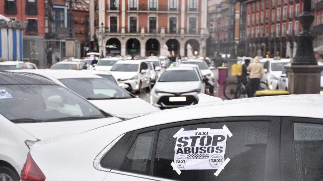 Alrededor de dos centenares de taxis salen en caravana a las calles de Valladolid