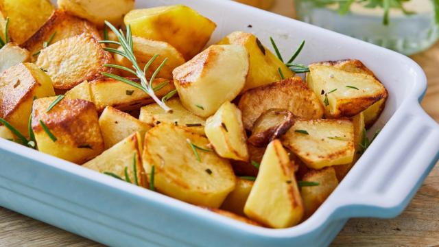 Una fuente de patatas asadas