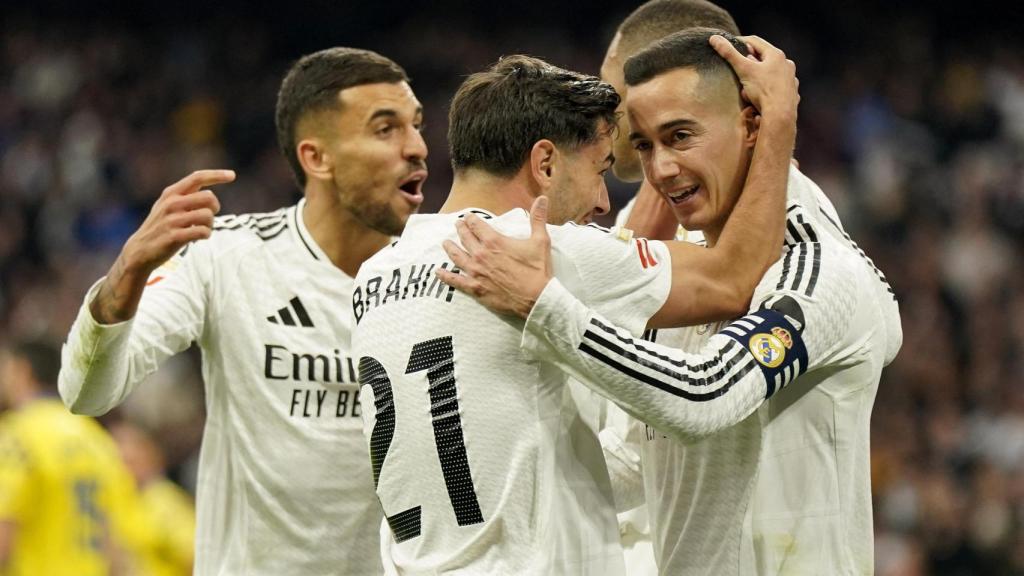 Lucas Vázquez celebra un gol con Brahim Díaz