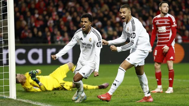 Rodrygo y Mbappé celebran el segundo gol del brasileño.