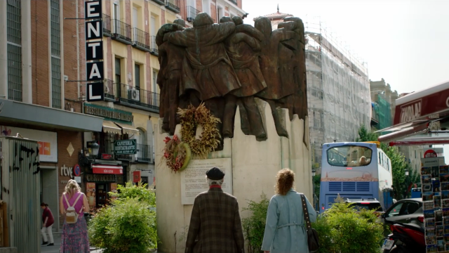 La escultura dedicada a las víctimas de la masacre de Atocha en la plaza de Antón Martín de Madrid, en un momento de la película 'Siete días en mayo'