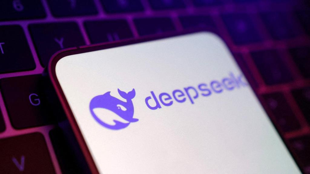 Logotipo de DeepSeek en un móvil