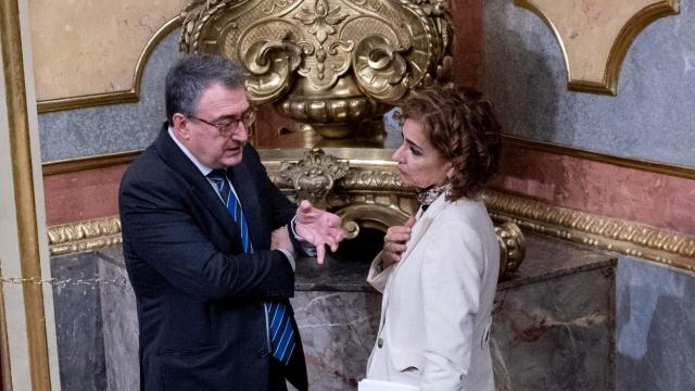 Aitor Esteban (PNV) y María Jesús Montero (PSOE), dialogan en el Congreso de los Diputados.