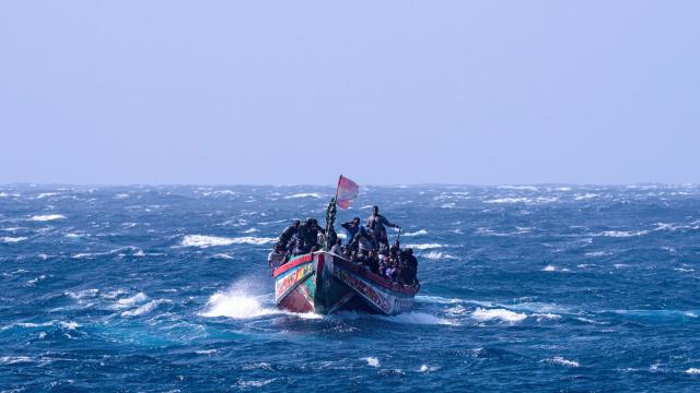 Un cayuco zarpado de Senegal, con 188 personas a bordo, luce una bandera española al acercare a la isla canaria de El Hierro.