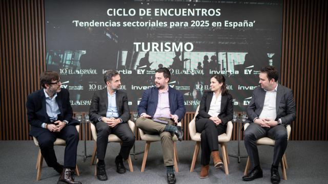 Imagen de la mesa redonda 'Innovación y tecnología en el sector hotelero', en el Ciclo de Encuentros EY 'Tendencias sectoriales para 2025 en España'.