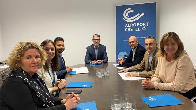 El director del aeropuerto de Castellón, Justo Vellón, al fondo, durante una reunión.