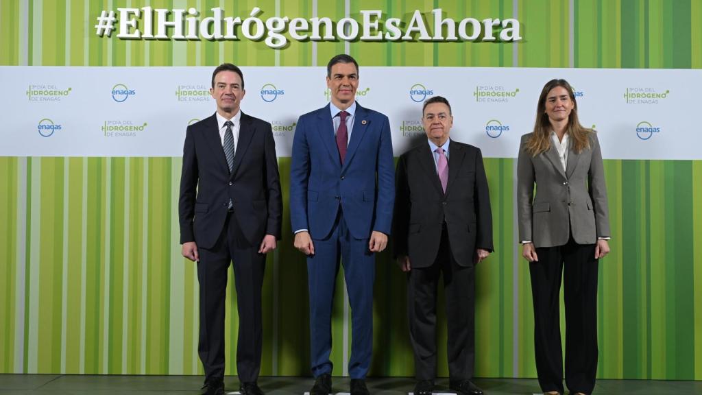 Imagen de posado de la inauguración. De izquierda a derecha, el Consejero Delegado de Enagás, Arturo Gonzalo; el Presidente del Gobierno de España, Pedro Sánchez; el Presidente de Enagás, Antonio Llardén; y la Vicepresidenta del Gobierno y Ministra para la Transición Ecológica y el Reto Demográfico, Sara Aagesen.