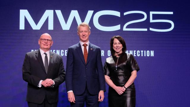 John Hoffman, consejero delegado de la GSMA; Mats Granryd, director general de la GSMA; y Lara Dewar, directora de marketing de la GSMA, en la rueda de prensa de presentación del MWC 2025.