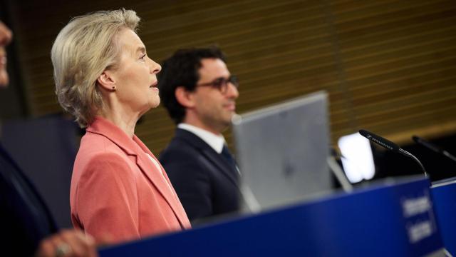 Ursula von der Leyen, presidenta de la Comisión Europea, y Stéphane Séjourné, vicepresidente para la Prosperidad y la Estrategia Industrial, en la presentación del informe anual sobre el mercado único y la competitividad.