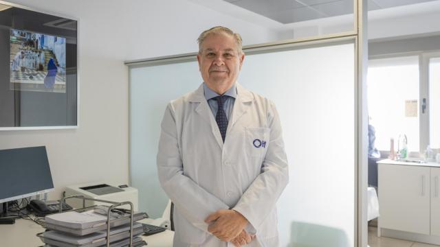 El Dr. Luis González, ginecólogo oncológico, en la Unidad de Ginecología de HLA Hospital Universitario El Ángel.