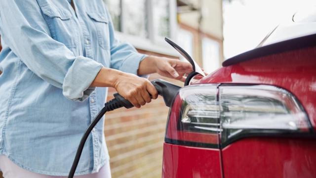 Coche eléctrico en un punto de recarga.