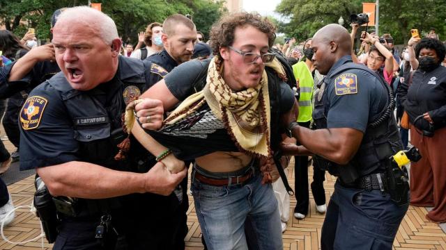 La policía de la Universidad de Texas detiene a un hombre en una protesta en Austin del pasado 24 de abril.