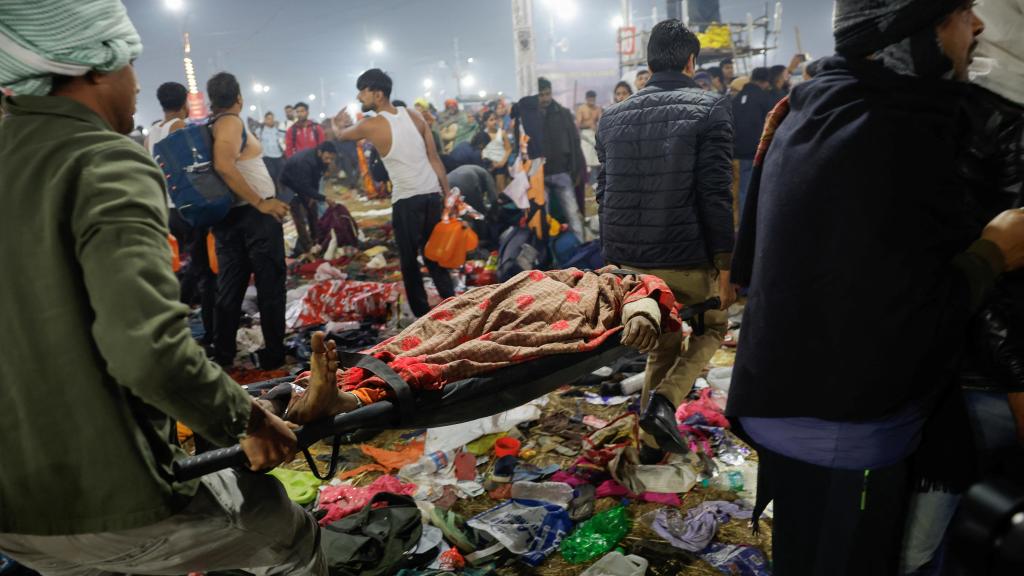 Una víctima de la estampida en el Kumbh Mela en la India.