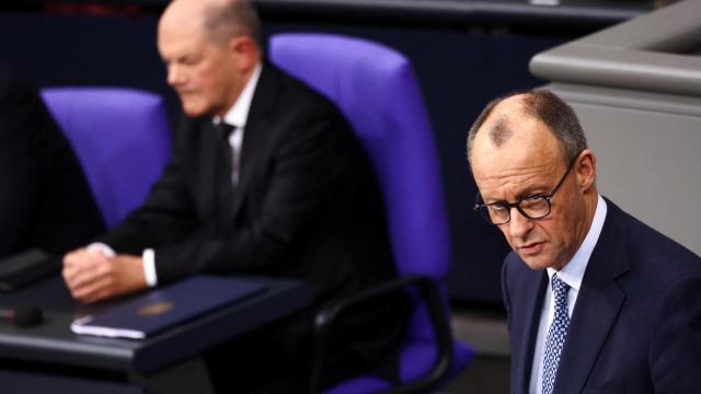 El líder del partido Demócrata Cristiano (CDU), Friedrich Merz, habla en la cámara baja del parlamento alemán, Bundestag, en Berlín.