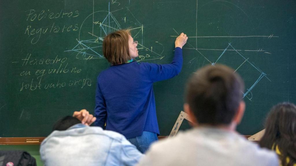 Una profesora en un aula