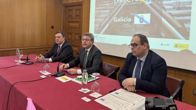 El secretario de Estado de Transportes, José Antonio Santano, y el comisionado del Gobierno para el Corredor Atlántico, José Antonio Sebastián, presentan las actuaciones relativas a Galicia