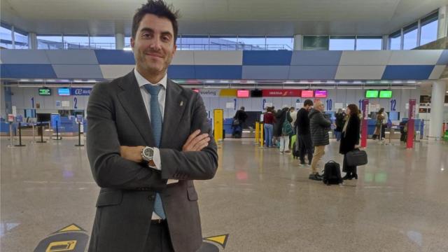 Joan Ibáñez, director de Alvedro, en la terminal coruñesa.