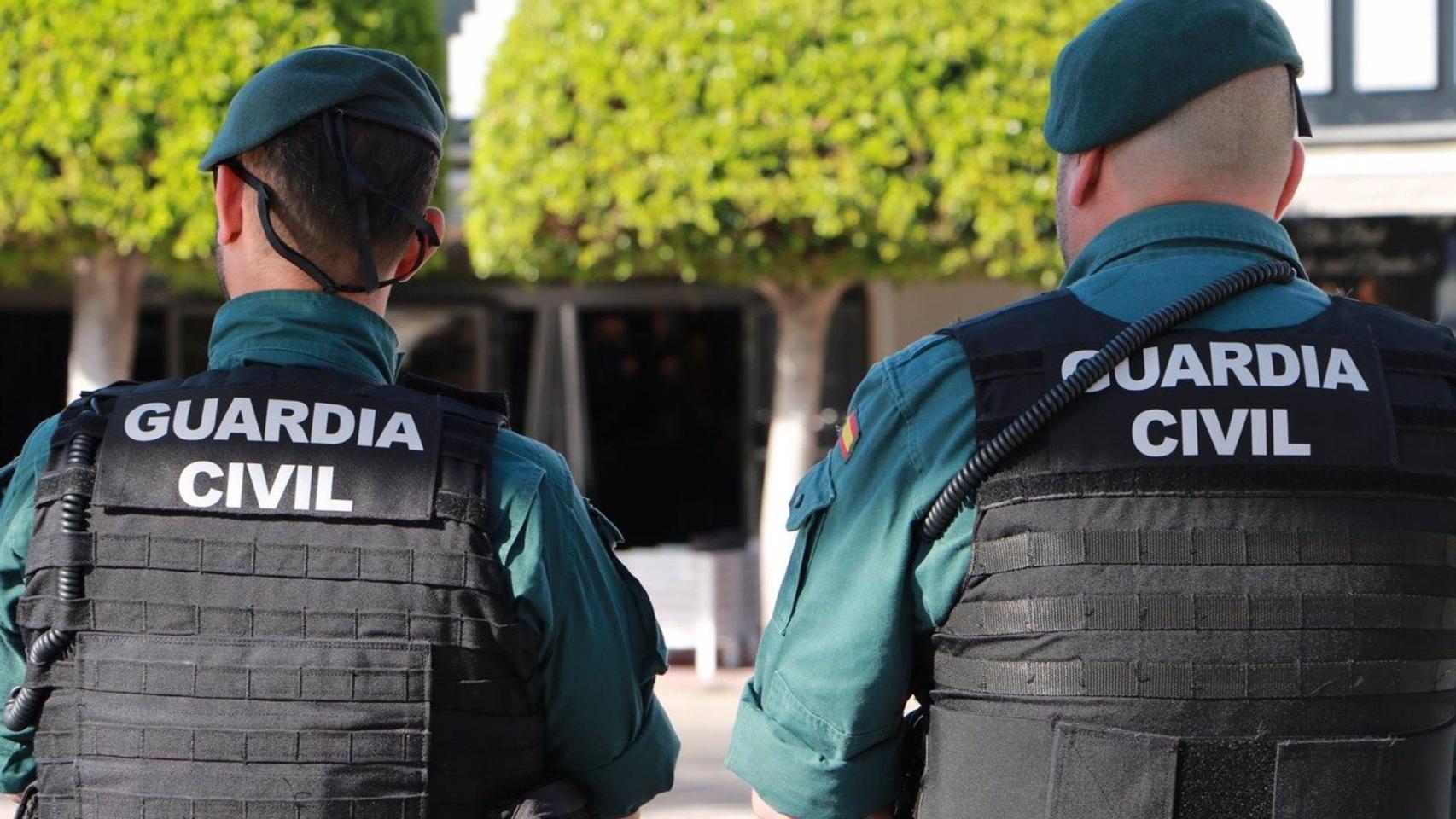 Dos agentes de la Guardia Civil