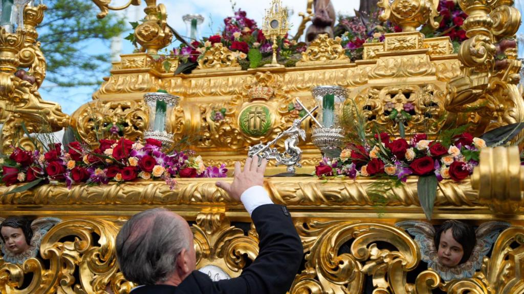 El capataz del Cristo de la  Hermandad de El Sol toca el llamador el pasado Sábado Santo.