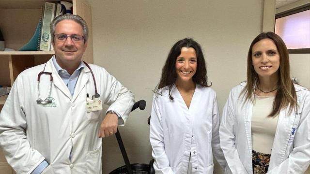 Raquel, en el centro, junto a José Antonio Pérez Simón y la doctora Piñero Pinto, del Virgen del Rocío