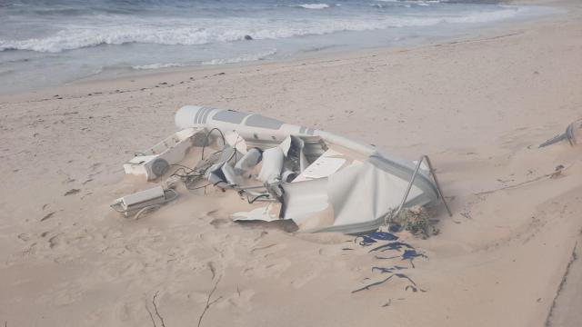 Una zodiac varada en Samil, en Vigo.