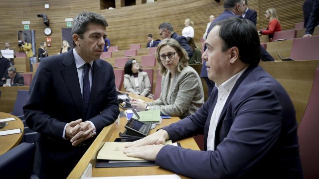 Carlos Mazón habla con el portavoz del PP en Les Corts, Juan Fran Pérez Llorca. Corts / José Cuéllar