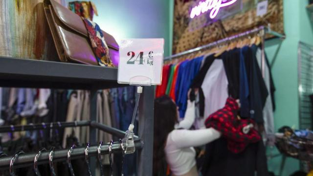 Detalle del precio por kilo gramos en una tienda de ropa de segunda mano. Efe / Jorge Zapata