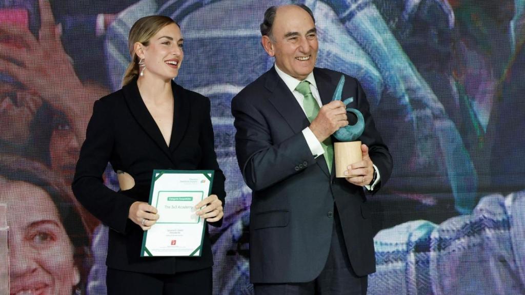 Ignacio Galán, presidente de Iberdrola, junto a la futbolista Alexia Putellas.