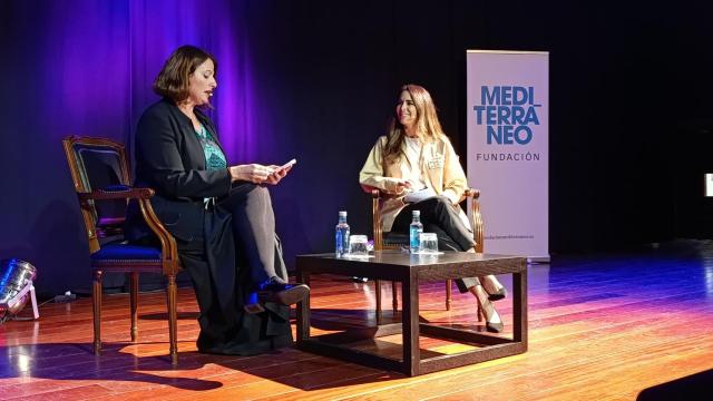 Ana Núñez-Milara (d), durante su conferencia en la Fundación Mediterráneo, presentada por Silvana Ruipérez (i).